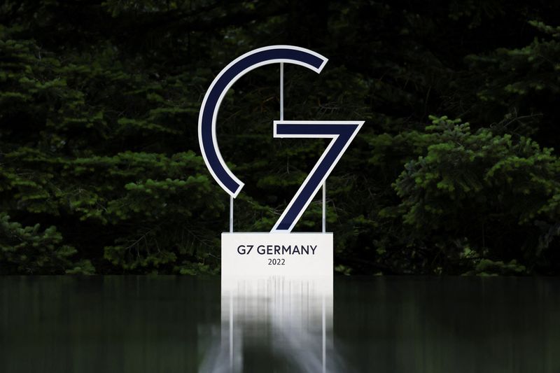 &copy; Reuters. Un cartello con il simbolo del G7 al castello di Elmau, vicino a Garmisch-Partenkirchen. 27 giugno 2022. REUTERS/Lukas Barth/Pool