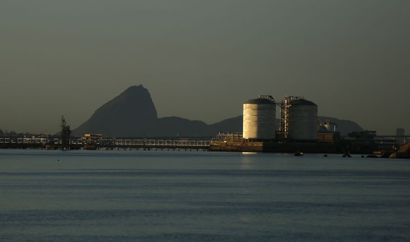 &copy; Reuters. Tanque de gás na baia de Guanabara no Rio de Janeiro. 
19/11/2014 
REUTERS/Pilar Olivares