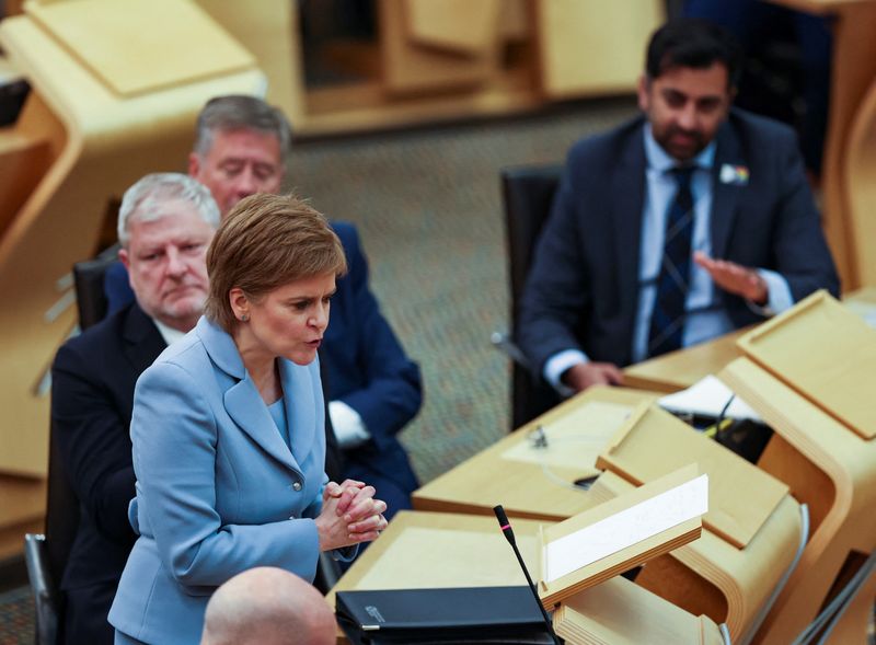 &copy; Reuters. La primera ministra de Escocia, Nicola Sturgeon, hace una declaración sobre un referéndum de independencia en el Parlamento escocés en Edimburgo, Escocia, Reino Unido. 28 de junio, 2022. REUTERS/Russell Cheyne