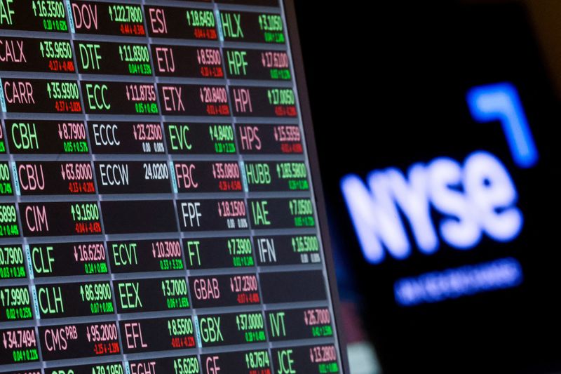 © Reuters. FILE PHOTO - A screen displays trading informations for stocks on the floor of the New York Stock Exchange (NYSE) in New York City, U.S., June 27, 2022.  REUTERS/Brendan McDermid