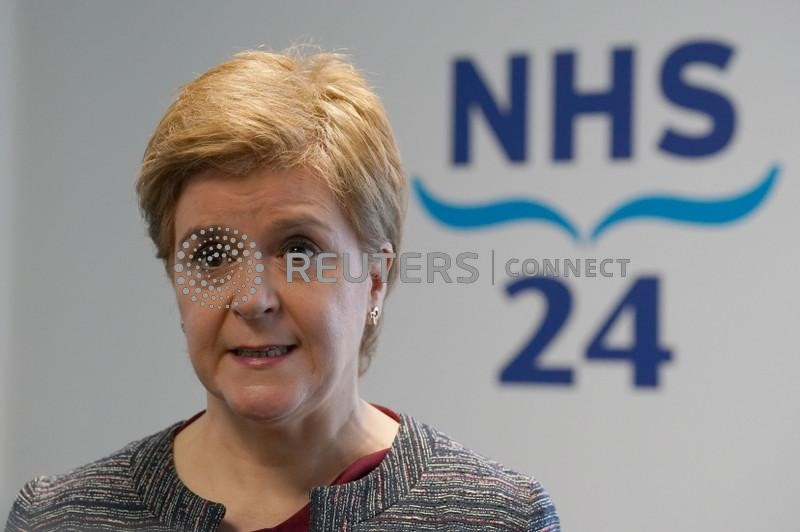 &copy; Reuters. Il Primo Ministro scozzese Nicola Sturgeon parla durante la sua visita per inaugurare il nuovo centro dell'NHS 24 a Glasgow. 9 maggio 2022. Andrew Milligan/Pool via REUTERS