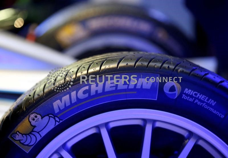 &copy; Reuters. Logo Michelin impresso su un pneumatico di un'automobile di Formula E. Roma 17 maggio 2016.  REUTERS/Alessandro Bianchi/File Photo