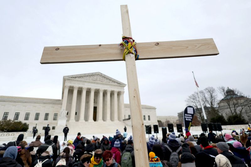 &copy; Reuters. Imagen de archivo de activistas antiaborto sosteniendo una cruz frente al edificio de la Corte Suprema de Estados Unidos durante la "Marcha por la Vida" anual en Washington, Estados Unidos. 21 de enero, 2022. REUTERS/Jim Bourg/Archivo