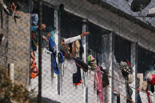 © Reuters. Presos agrupados nas janelas das celas após rebelião na prisão La Modelo em Bogotá, Colômbia
22/03/2020
REUTERS