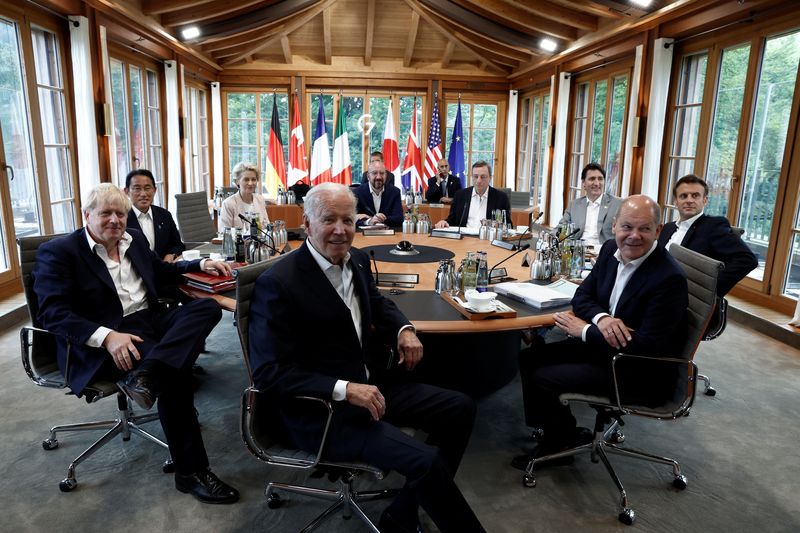 &copy; Reuters. زعماء مجموعة الدول الغنية السبع أثناء جلسة عمل في قصر إلماو بألمانيا يوم الأربعاء. صورة من ممثل لوكالات الأنباء. 