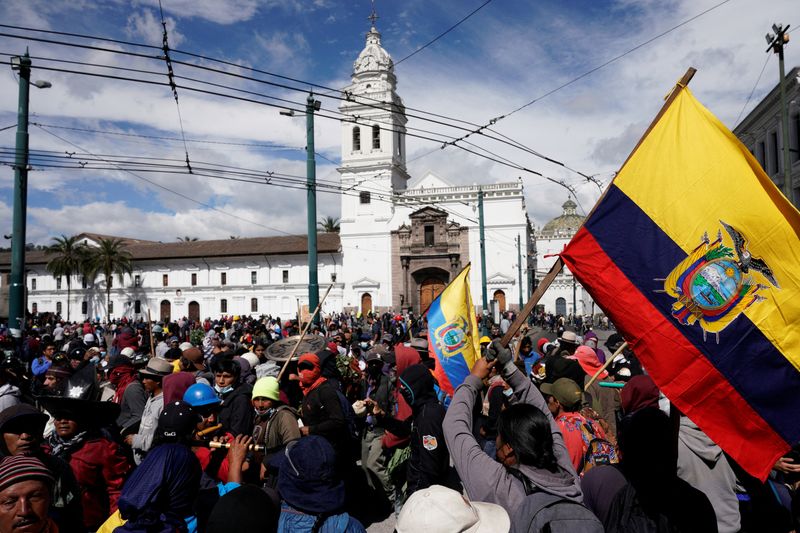 &copy; Reuters. IMAGEN DE ARCHIVO REFERENCIAL. Manifestantes marchan por la plaza Santo Domingo para exigir al presidente Guillermo Lasso abordar los altos precios de los combustibles y alimentos, en Quito, Ecuador. Junio 22, 2022. REUTERS/Santiago Arcos