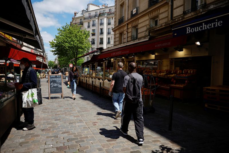 &copy; Reuters. FILE PHOTO: People walk past food shops on a street in Paris, France, June 10, 2022. REUTERS/Sarah Meyssonnier