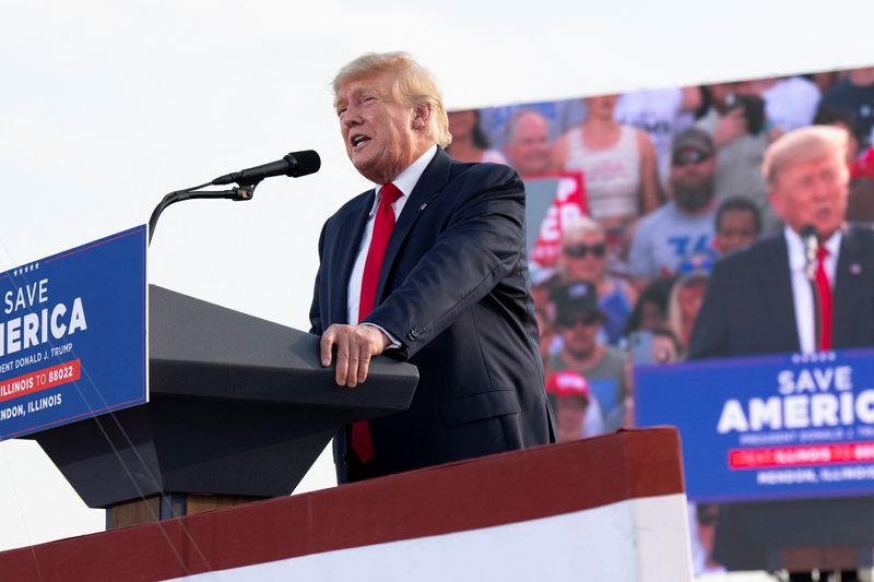 &copy; Reuters. IMAGEN DE ARCHIVO. El expresidente de Estados Unidos Donal Trump durante un mitin en Mendon, Illinois, EEUU. Junio 25, 2022.  REUTERS/Kate Munsch