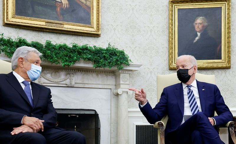 &copy; Reuters. 米ホワイトハウスは２８日、バイデン大統領が７月１２日にメキシコのロペス・オブラドール大統領をホワイトハウスに招き、会談すると明らかにした。２０２１年１１月撮影（２０２２年
