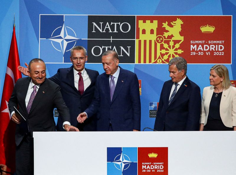 © Reuters. Turkish President Tayyip Erdogan, Sweden's Prime Minister Magdalena Andersson, NATO Secretary General Jens Stoltenberga, Finland's President Sauli Niinisto and Turkish Foreign Minister Mevlut Cavusoglu react after signing a document during a NATO summit in Madrid, Spain, June 28, 2022. REUTERS/Violeta Santos Moura     