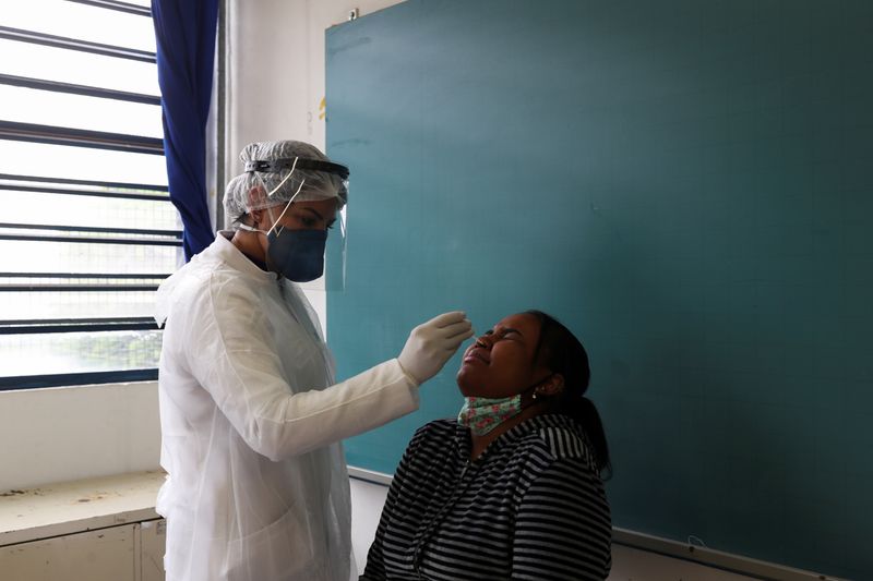 &copy; Reuters. Enfermeira colhe material de estudante  para teste PCR em Taboão da Serra (SP)
15/10/2020
REUTERS/Amanda Perobelli