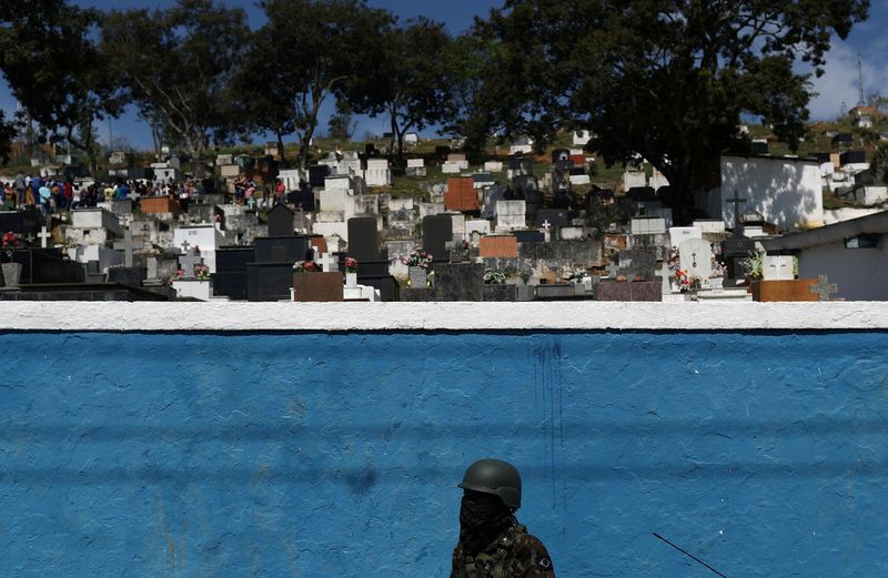 &copy; Reuters. Soldado do lado de fora de cemitério durante enterro de policial morto em operação em favela no Rio de Janeiro
21/08/2018
REUTERS/Ricardo Moraes 