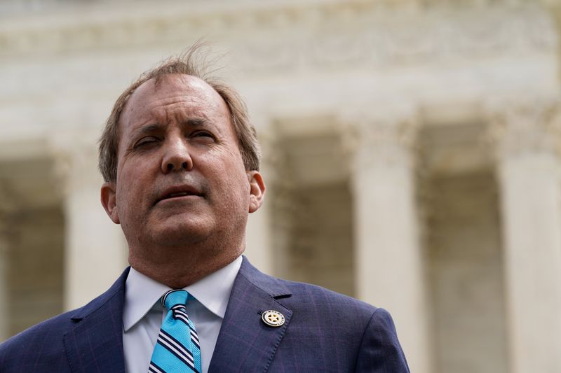 © Reuters. FILE PHOTO: Texas Attorney General Ken Paxton speaks during a news conference after the U.S. Supreme Court heard oral arguments in President Joe Biden's bid to rescind a Trump-era immigration policy that forced migrants to stay in Mexico to await U.S. hearings on their asylum claims, in Washington, U.S., April 26, 2022. REUTERS/Elizabeth Frantz