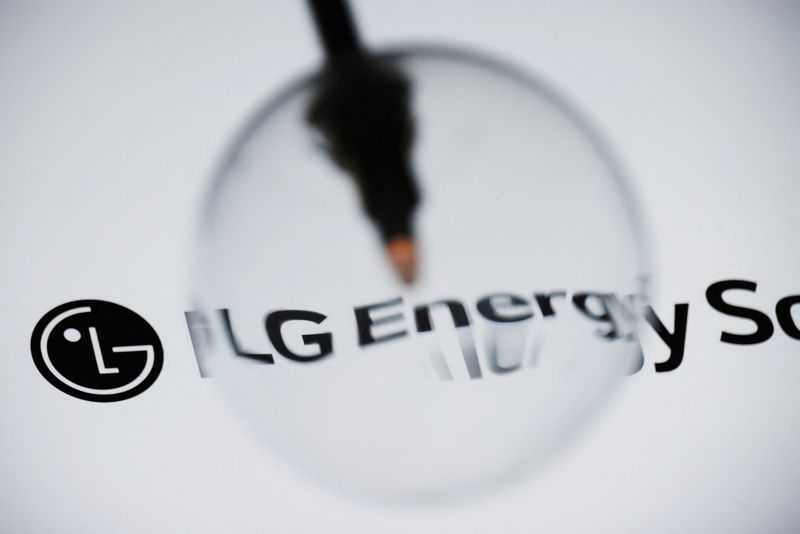 © Reuters. FILE PHOTO: The logo of LG Energy Solution is pictured at its office building in Seoul, South Korea, November 23, 2021. Picture taken November 23, 2021.    REUTERS/Kim Hong-Ji/File Photo