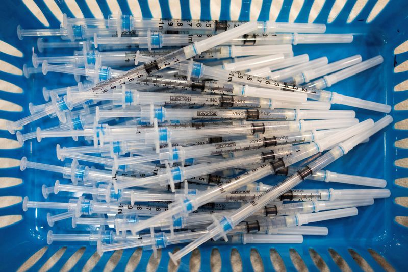 © Reuters. FILE PHOTO: Doses of the Pfizer-BioNTech vaccine against the coronavirus disease (COVID-19) are pictured at a booster clinic for 12 to 17-year-olds in Lansdale, Pennsylvania, U.S., January 9, 2022. REUTERS/Hannah Beier/File Photo