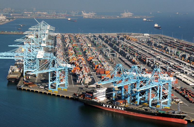 © Reuters. FILE PHOTO: Ships gather off the ports of Los Angeles and Long Beach, California February 6, 2015 in this aerial image.REUTERS/Bob Riha Jr/File Photo