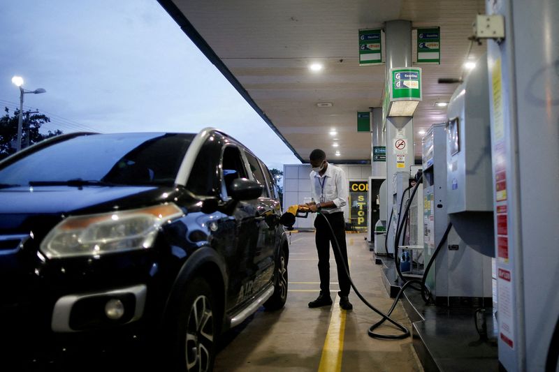 © Reuters. FILE PHOTO: A worker uses a petrol pump at a Brazilian oil company Petrobras gas station in Brasilia, Brazil March 7, 2022. REUTERS/Adriano Machado/File Photo/File Photo