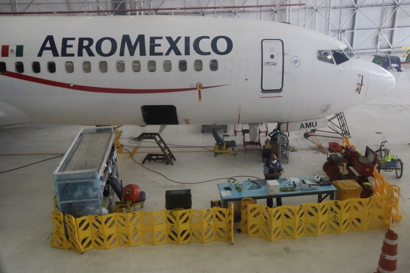 &copy; Reuters. Employees give maintenance to an aircraft of the Mexican airline Aeromexico at the hangars of the airline in the Benito Juarez International airport in Mexico City, Mexico June 28,2022 REUTERS/Luis Cortes