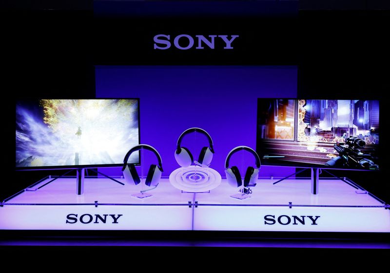 © Reuters. Sony Group Corp's new line of headphones and monitors targeting the growing PC market for video games, the Inzone line, is displayed during its unveiling in Tokyo, Japan, June 29, 2022. REUTERS/Kim Kyung-Hoon