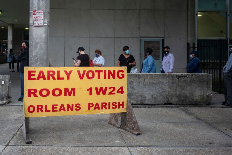 © Reuters. FILE PHOTO: People line up to cast their ballot for the upcoming presidential election as early voting begins in New Orleans, Louisiana, U.S., October 16, 2020. REUTERS/Kathleen Flynn