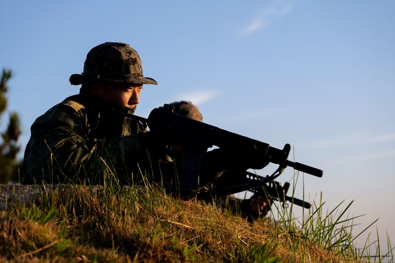 &copy; Reuters. جنديان من القوات الأمريكية والكورية الجنوبية يشاركان في تدريب عسكري مشترك تجريه القوات الخاصة من كوريا الجنوبية والولايات المتحدة في قاعد