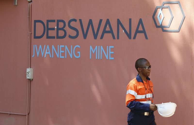 &copy; Reuters. FILE PHOTO: A worker arrives at the Jwaneng diamond mine,operated by Debswana, a joint venture between Anglo American unit De Beers and the Botswana government outside Gaborone,Botswana, in this picture taken November 25, 2015. REUTERS/Siphiwe Sibeko