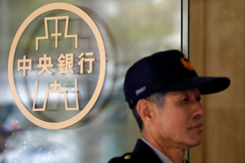 &copy; Reuters. FILE PHOTO: A police officer stands beside the Taiwanese Central Bank logo in Taipei, Taiwan February 26, 2018. REUTERS/Tyrone Siu