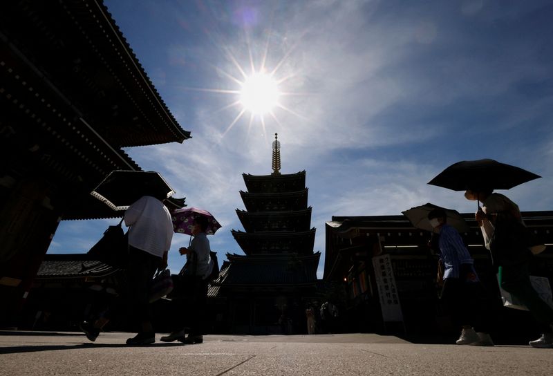 © Reuters. Visitors holding umbrellas stroll at Sensoji temple as Japanese government issues warning over possible power crunch due to heatwave in Tokyo, Japan June 29, 2022.  REUTERS/Issei Kato