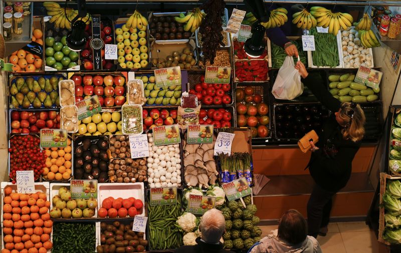 &copy; Reuters. FILE PHOTO: A woman buys in a fruits and vegetables shop at a food market in the Andalusian capital of Seville, southern Spain March 7, 2016. REUTERS/Marcelo del Pozo