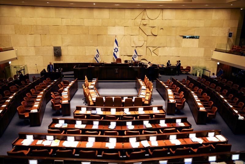 &copy; Reuters. منظر عام لجلسة في الكنيست الإسرائيلي في القدس يوم 27 يونيو حزيران 2022. تصوير: رونن زفولين - رويترز