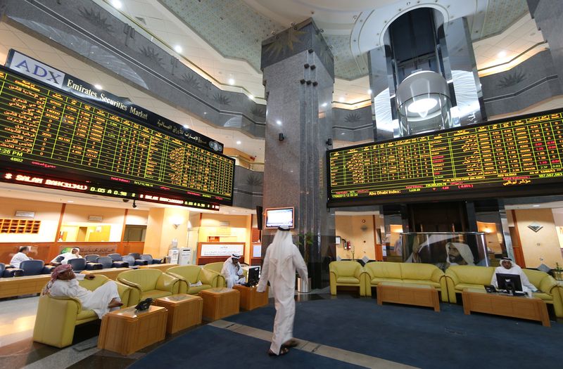 &copy; Reuters. شاشة تعرض أسعار الأسهم في بورصة أبوظبي بصورة من أرشيف رويترز.