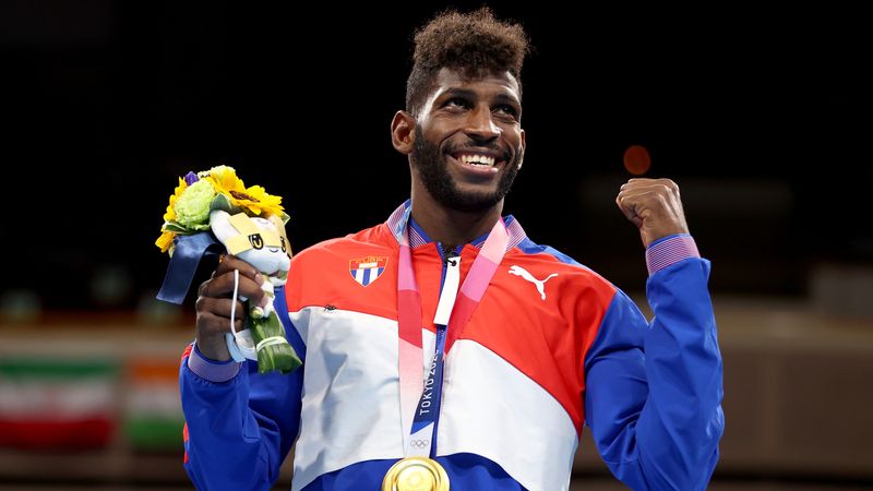 &copy; Reuters. الملاكم الكوبي آندي كروز  الفائز بميدالية ذهبية في أولمبياد طوكيو 2020 في طوكيو يوم الثامن من أغسطس آب 2021. تصوير: بودا مينديز - رويترز