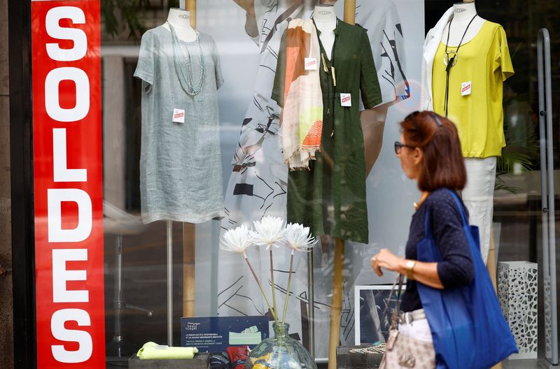 &copy; Reuters. Una mujer mira un escaparate con productos en rebaja en Nantes, Francia, el 21 de junio de 2022. REUTERS/Stephane Mahe