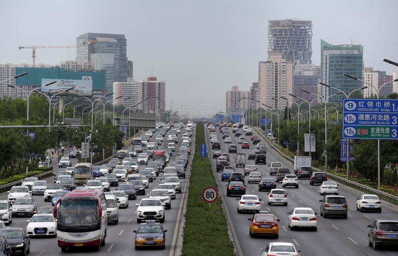 &copy; Reuters. FILE PHOTO: Cars drive on the road during the morning rush hour in Beijing, China, July 2, 2019. REUTERS/Jason Lee/File Photo