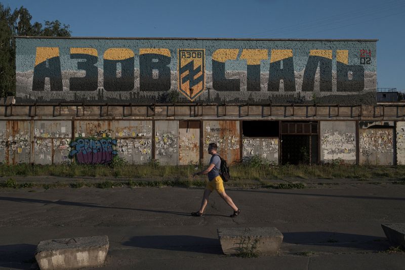 &copy; Reuters. FILE PHOTO: A man walks past a mural painted in honour of the Azov Regiment in Kyiv, Ukraine June 8, 2022. REUTERS/Marko Djurica/File Photo