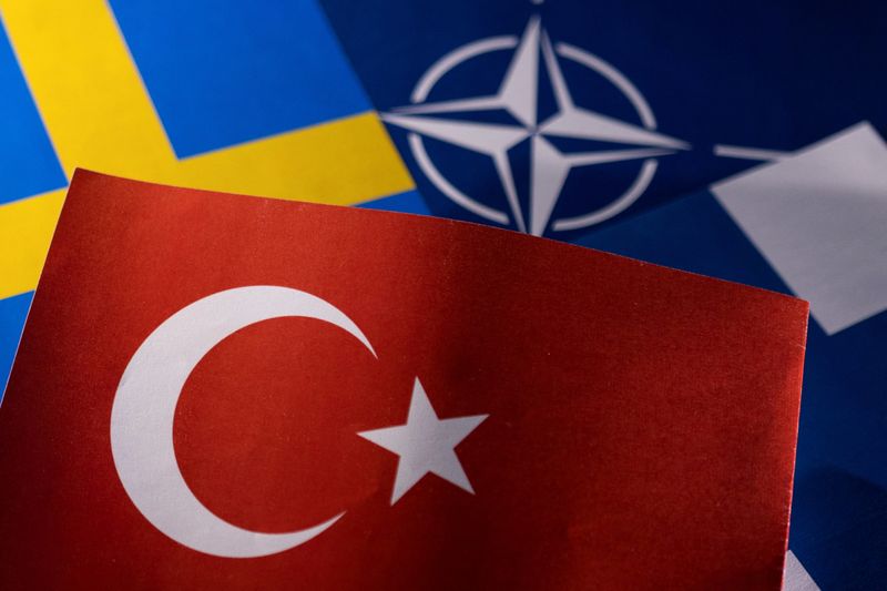 &copy; Reuters. Foto di archivio: Bandiere della Nato, della Turchia, della Svezia e della Finlandia in questa illustrazione del 18 maggio 2022. REUTERS/Dado Ruvic/Illustrazione