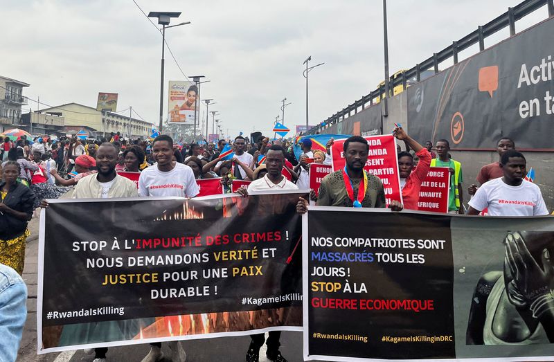 &copy; Reuters. أفراد من المجتمع المدني يحملون ملصقات خلال احتجاج مناهض لرواندا وسط توترات بين كينشاسا وكيجالي في كينشاسا يوم 25 يونيو حزيران 2022 - رويترز (يح