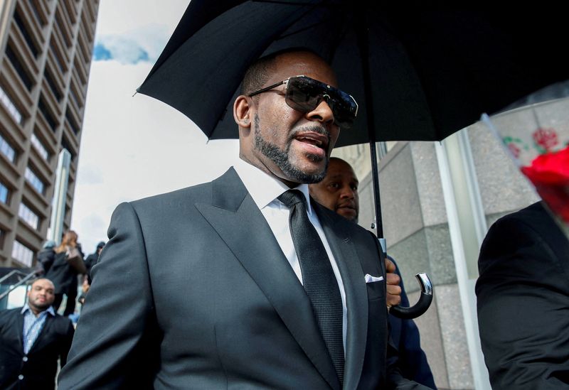 &copy; Reuters. FILE PHOTO: Grammy-winning R&B star R. Kelly leaves the Cook County courthouse after a hearing on multiple counts of criminal sexual abuse case, in Chicago, Illinois, U.S. March 22, 2019. REUTERS/Kamil Krzaczynski