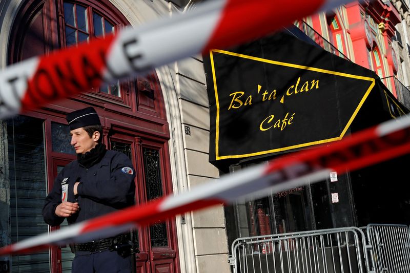 &copy; Reuters. FILE PHOTO: French police block the access to the Bataclan concert hall before the visit of members of a French parliamentary committee investigating government measures to fight shooting and bombing attacks at the site four months after a series of attac