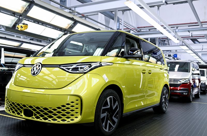 &copy; Reuters. FILE PHOTO: The fully electric VW ID Buzz, is pictured on a production line at a Volkswagen Commercial Vehicle plant in Hanover, Germany, June 16, 2022. REUTERS/Fabian Bimmer/File Photo