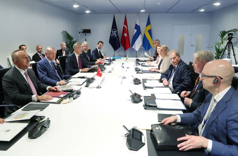 &copy; Reuters. الرئيس التركي رجب طيب أردوغان أثناء اجتماع مع أمين عام حلف شمال الأطلسي ورئيسي وزراء فنلندا والسويد  في مدريد يوم الثلاثاء. صورة لرويترز من 