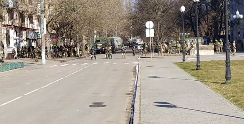 &copy; Reuters. ウクライナ南部ヘルソンを占領しているロシア派の当局者は２９日、ロシア編入の是非を問う住民投票の準備を開始したと明らかにした。ヘルソンで３月撮影の提供ビデオから。（２０２２