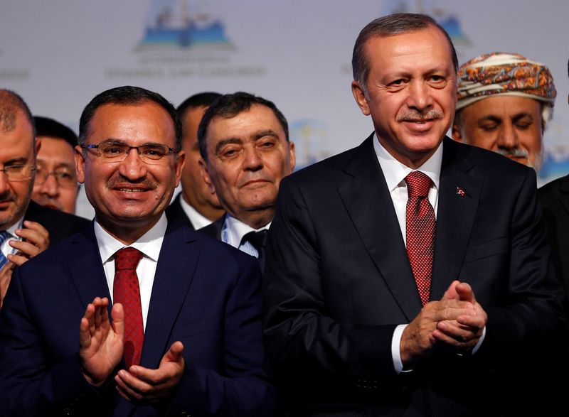 &copy; Reuters. الرئيس التركي رجب طيب اردوغان (إلى اليمين) ووزير العدل بكر بوزداج  في اسطنبول بصورة من أرشيف رويترز.
