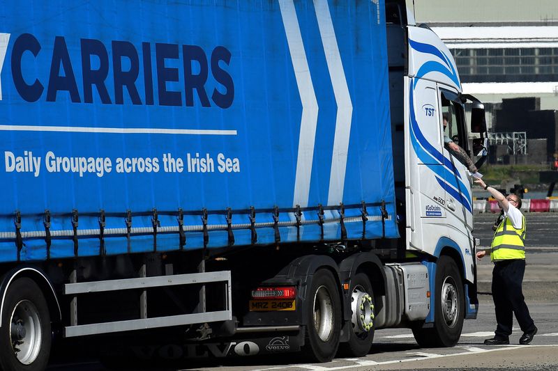 &copy; Reuters. FOTO DE ARCHIVO: Un trabajador portuario comprueba la documentación de un camión que embarcará en el ferry 'European Causeway' de P&O con destino a Escocia, en Larne, Irlanda del Norte el 20 de junio de 2022. REUTERS/Clodagh Kilcoyne