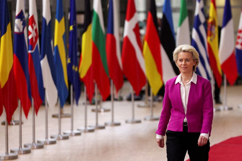 &copy; Reuters. FOTO DE ARCHIVO: La presidenta de la Comisión Europea, Ursula von der Leyen, llega a la cumbre de líderes de la Unión Europea, mientras los líderes de la UE intentan llegar a un acuerdo sobre las sanciones petroleras rusas en respuesta a la invasión 