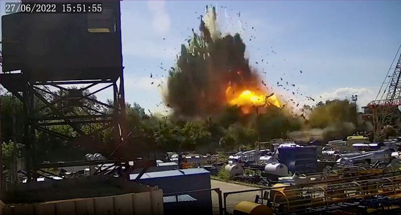 &copy; Reuters. Explosión cuando un ataque de misiles rusos golpea un centro comercial en medio del ataque de Rusia a Ucrania, en un lugar dado como Kremenchuk, en la región de Poltava, Ucrania, en esta imagen fija tomada de imágenes de CCTV repartidas publicadas el 2