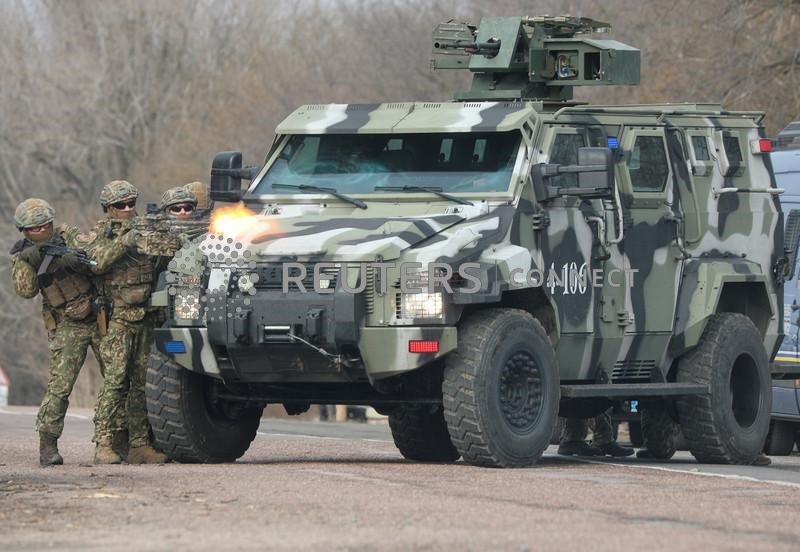 &copy; Reuters. Agenti delle forze dell'ordine ucraine partecipano a speciali esercitazioni tattiche tenute dalla polizia, dalla Guardia Nazionale e dai servizi di sicurezza presso il campo di addestramento di Kalanchak nella regione di Kherson, Ucraina, 12 febbraio 2022