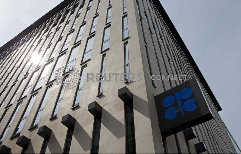 &copy; Reuters. Il logo dell'Organizzazione dei Paesi Esportatori di Petrolio (Opec) nella sede centrale di Vienna. 21 agosto 2015. ,REUTERS/Heinz-Peter Bader/File Photo