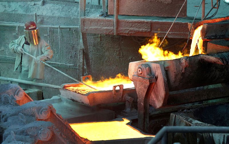 &copy; Reuters. FOTO DE ARCHIVO. Un operador trabaja en una refinería de cobre en Ventanas, Chile, Enero, 2015. REUTERS/Rodrigo Garrido