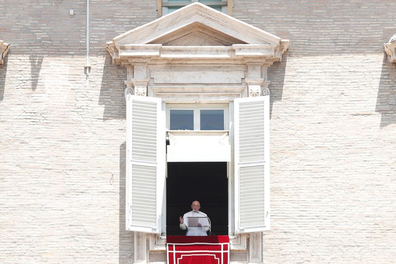 &copy; Reuters. El papa Francisco dirige la oración del Ángelus desde su ventana, en el Vaticano. 29 de junio, 2022. REUTERS/Remo Casilli